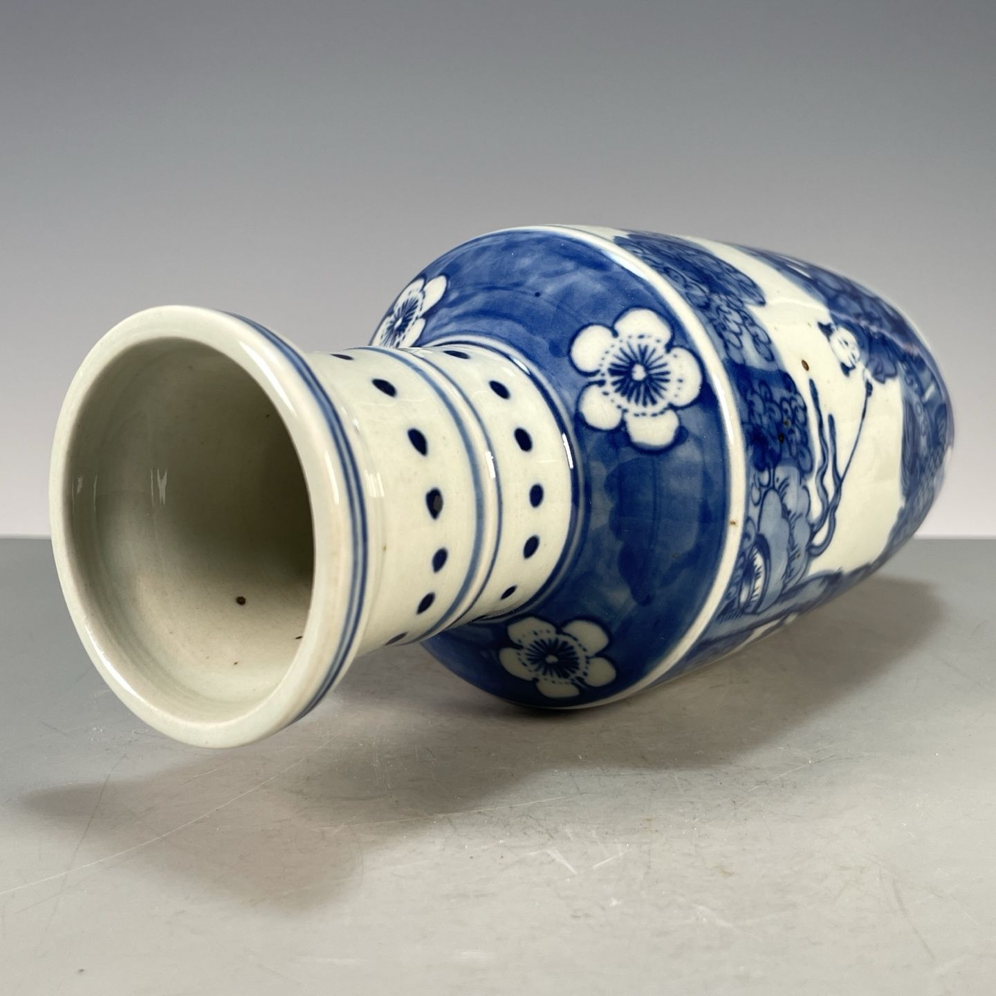 Сине-белая фарфоровая ваза-рул – обзор и цена Vintage Collectible Pottery